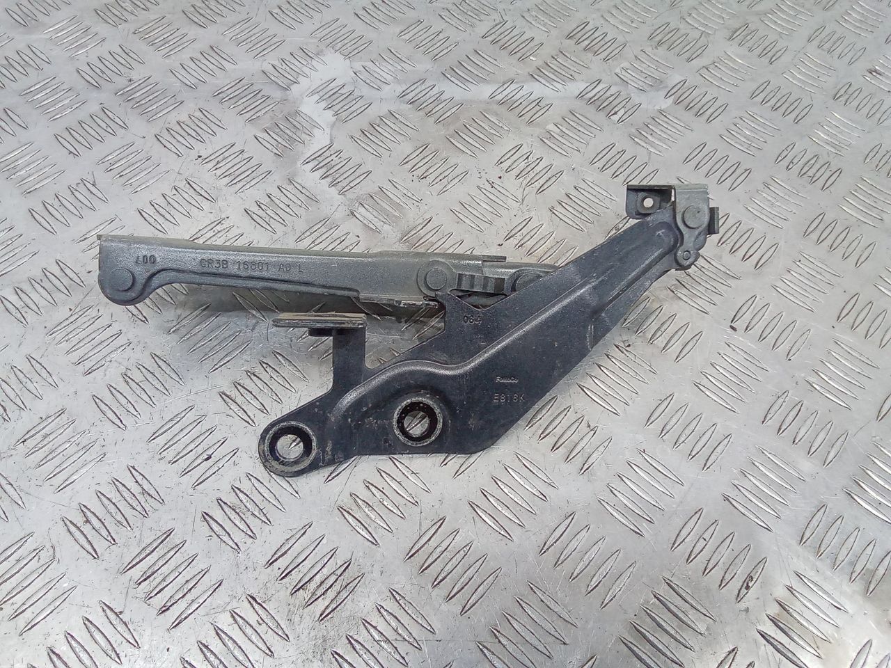 петля капота левая Ford Mustang 6 поколение S550 2015, 5.0 л., бензин, GR3B16801AD