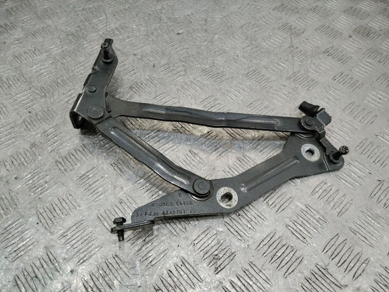 петля крышки багажника Ford Mustang 6 поколение S550 2015, FR3B6342701