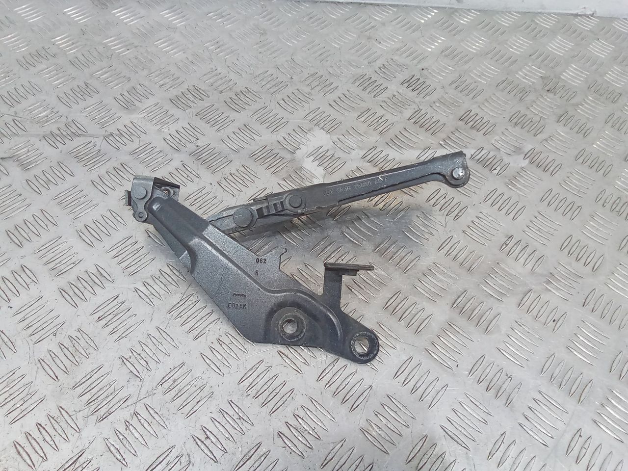 петля капота правая Ford Mustang 6 поколение S550 2015, 5.0 л., бензин, GR3B16800AB