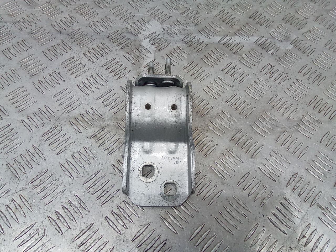 петля крышки багажника Opel Insignia 1 поколение (A) 2010, 13247935