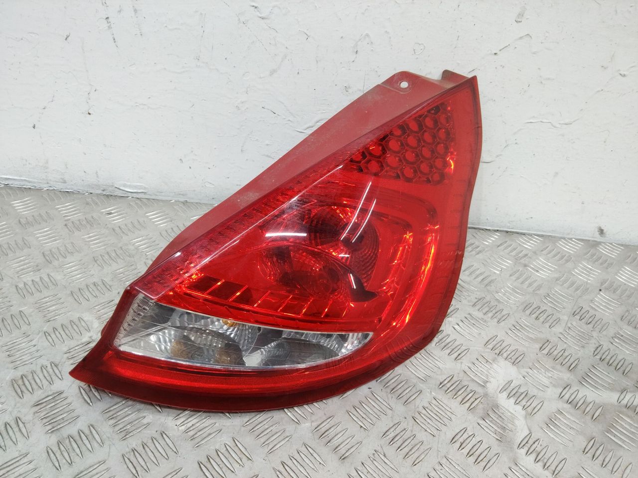фонарь задний правый Ford Fiesta 6 поколение 2011, 8A6113404A