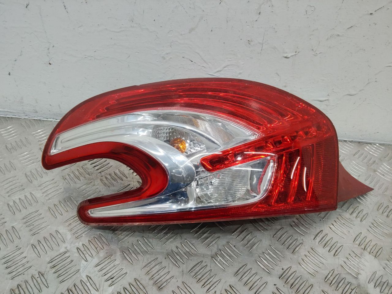 фонарь задний левый Peugeot 208 1 поколение 2014, хетчбэк 5 дв., 9672628280