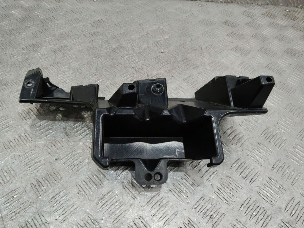 Крепление бампера заднего Ford Mustang 6 поколение S550 2015, FR3B17D961AJ