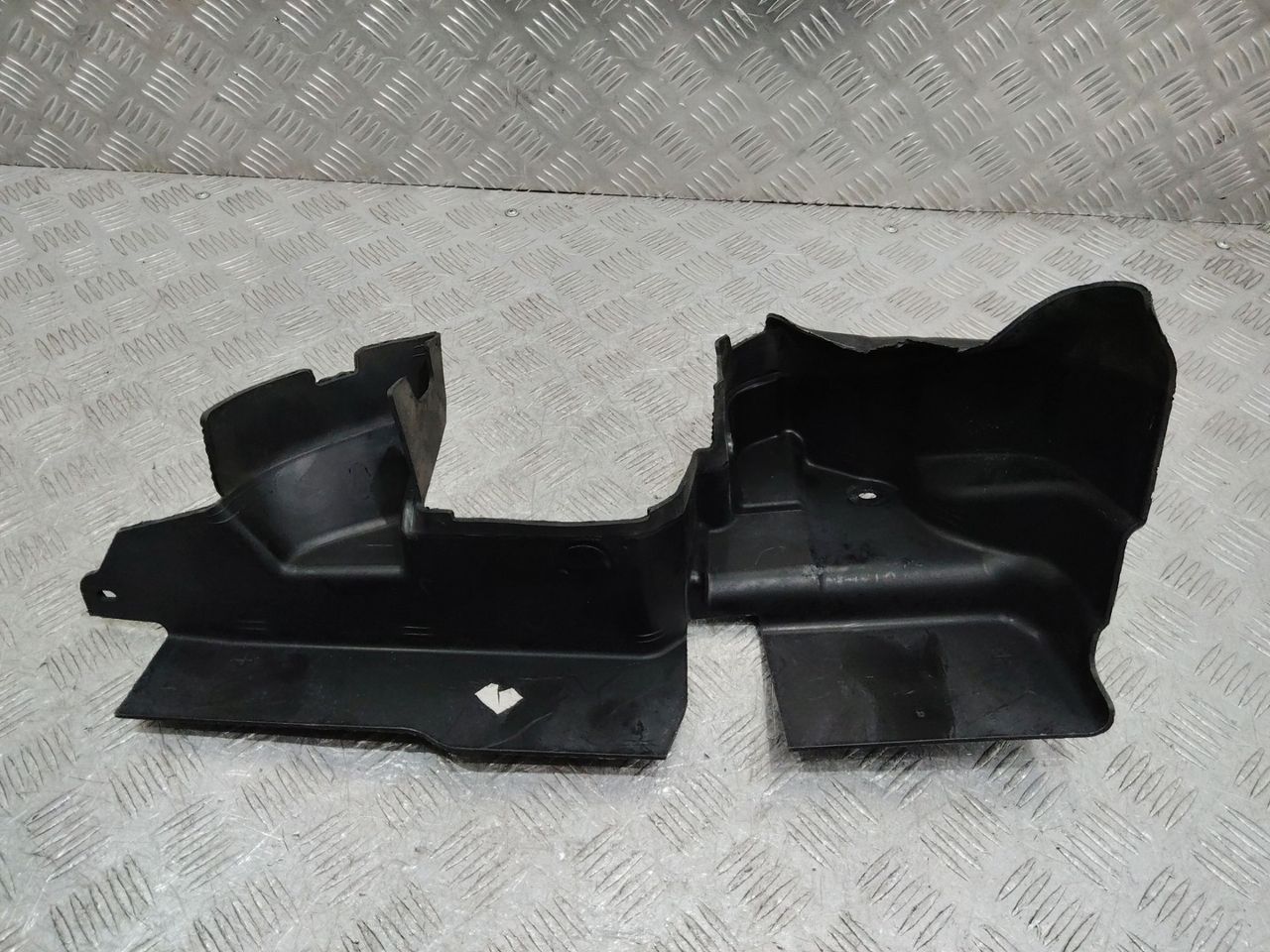 воздуховод (дефлектор) радиатора Ford Mustang 6 поколение S550 2015, FR3B8102CD