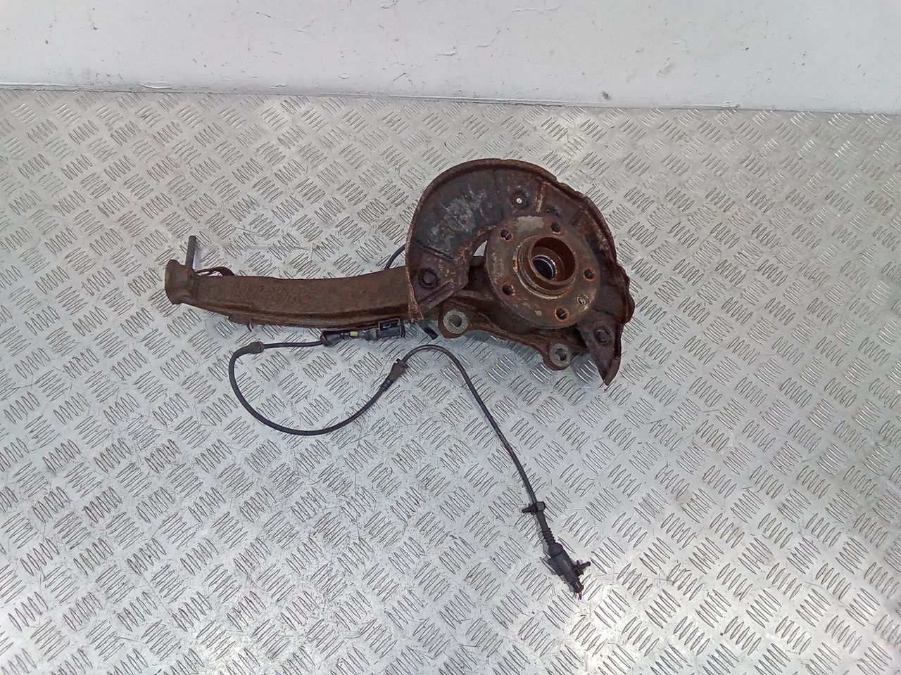 кулак поворотный левый Volkswagen Touareg 1 поколение 2004, 7L6407257A