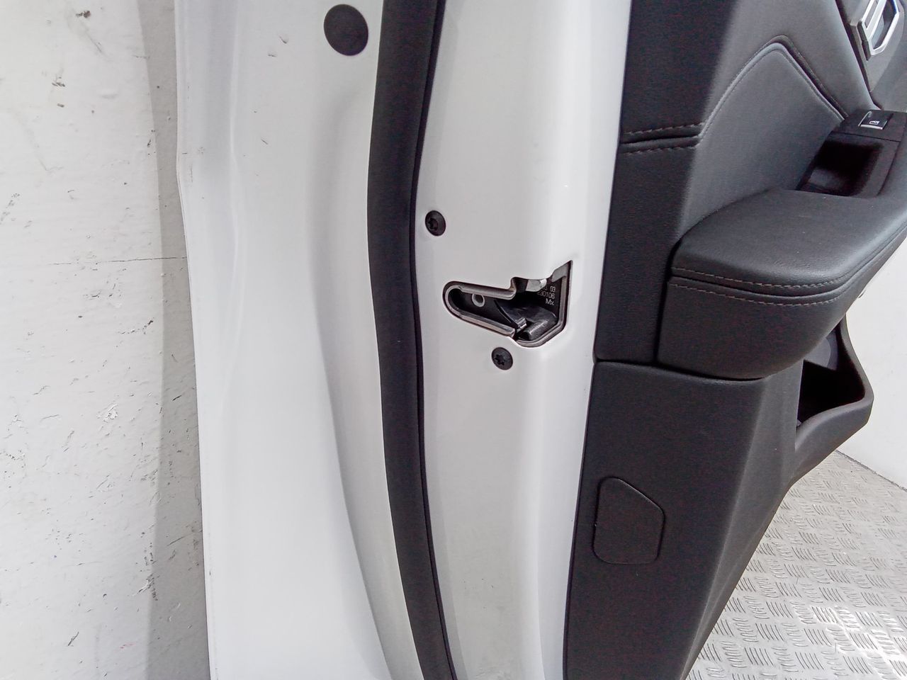 замок двери передней левой BMW X5 G05 2023