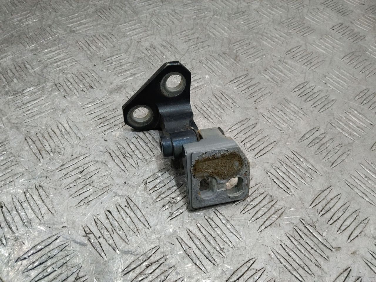петля двери Volkswagen Jetta 5 поколение 2005