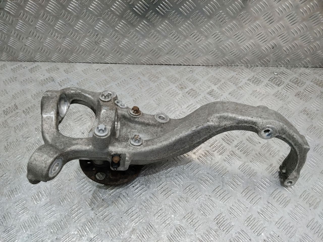 кулак поворотный левый Mercedes-Benz S-Класс W222/C217/A217 2016, 2221901