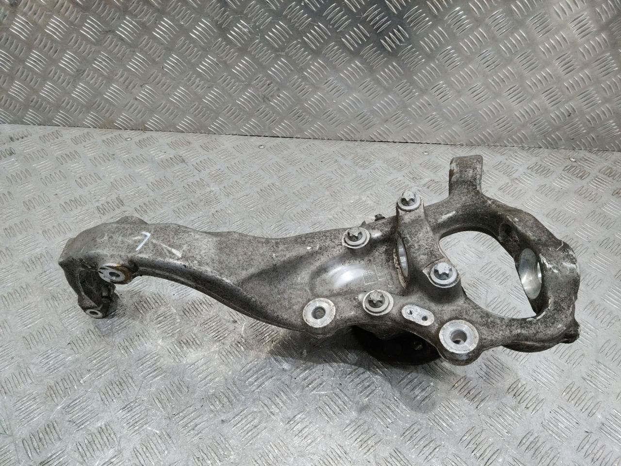 кулак поворотный левый Mercedes-Benz S-Класс W222/C217/A217 2016, 2221901