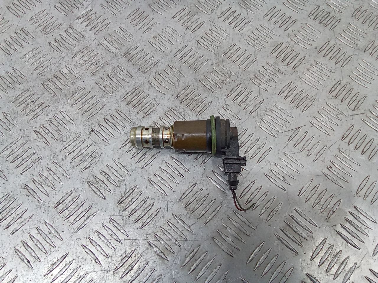 Клапан фазорегулятора BMW 7 серия E65/E66/E67 2003, 4.4 л., N62 B44, бензин, АКПП, 13150137