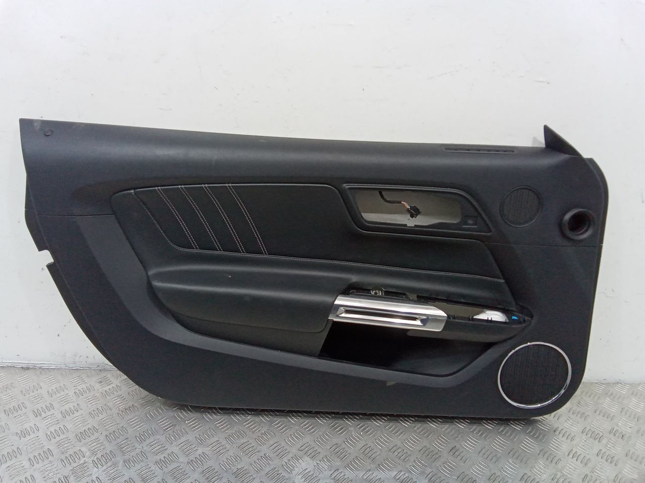 обшивка двери передняя левая Ford Mustang 6 поколение S550 2015, FR3B6323943