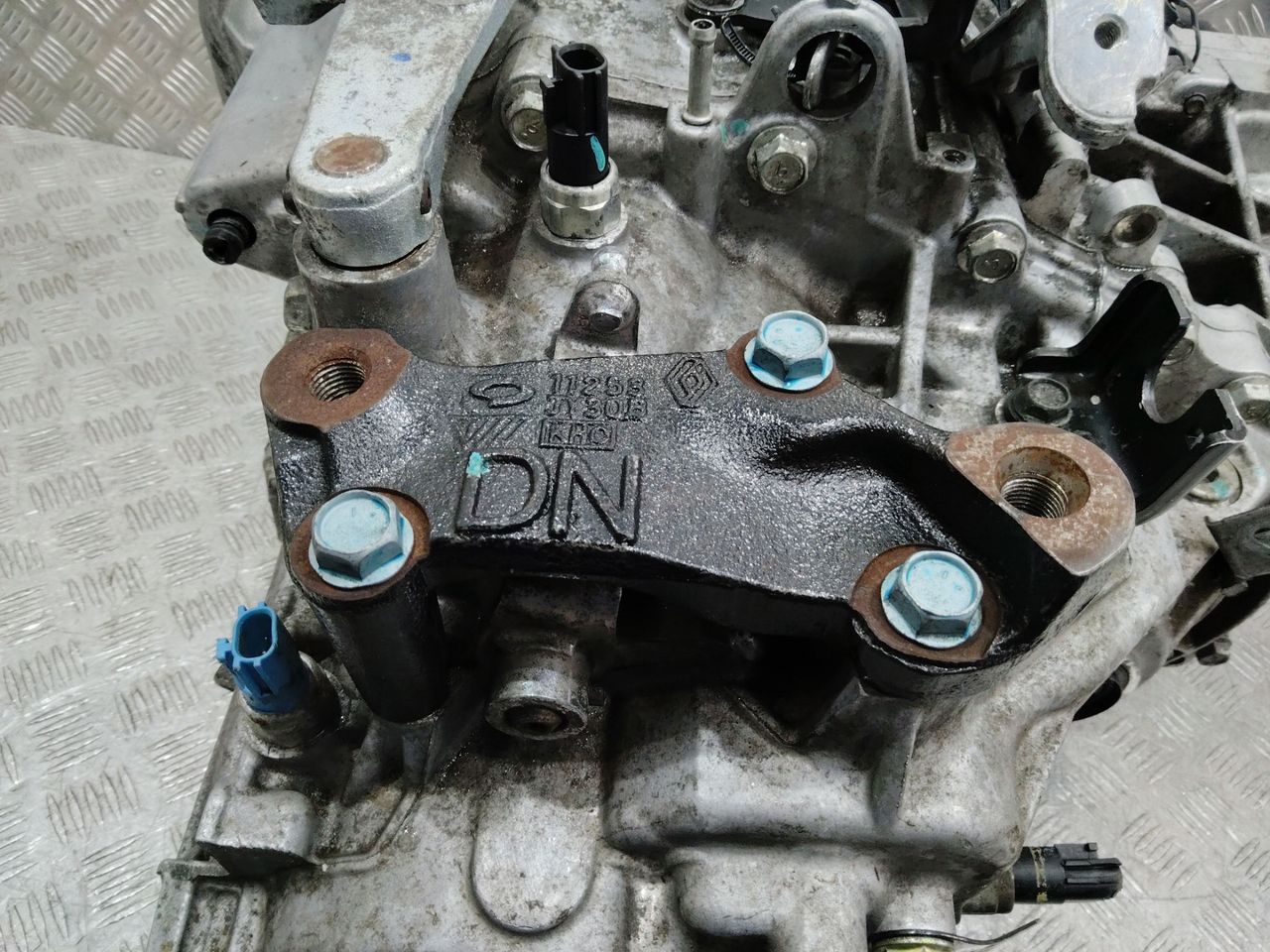 кронштейн КПП Nissan Qashqai 1 поколение 2009, 2.0 л., дизель, полный привод, 11253JY30B