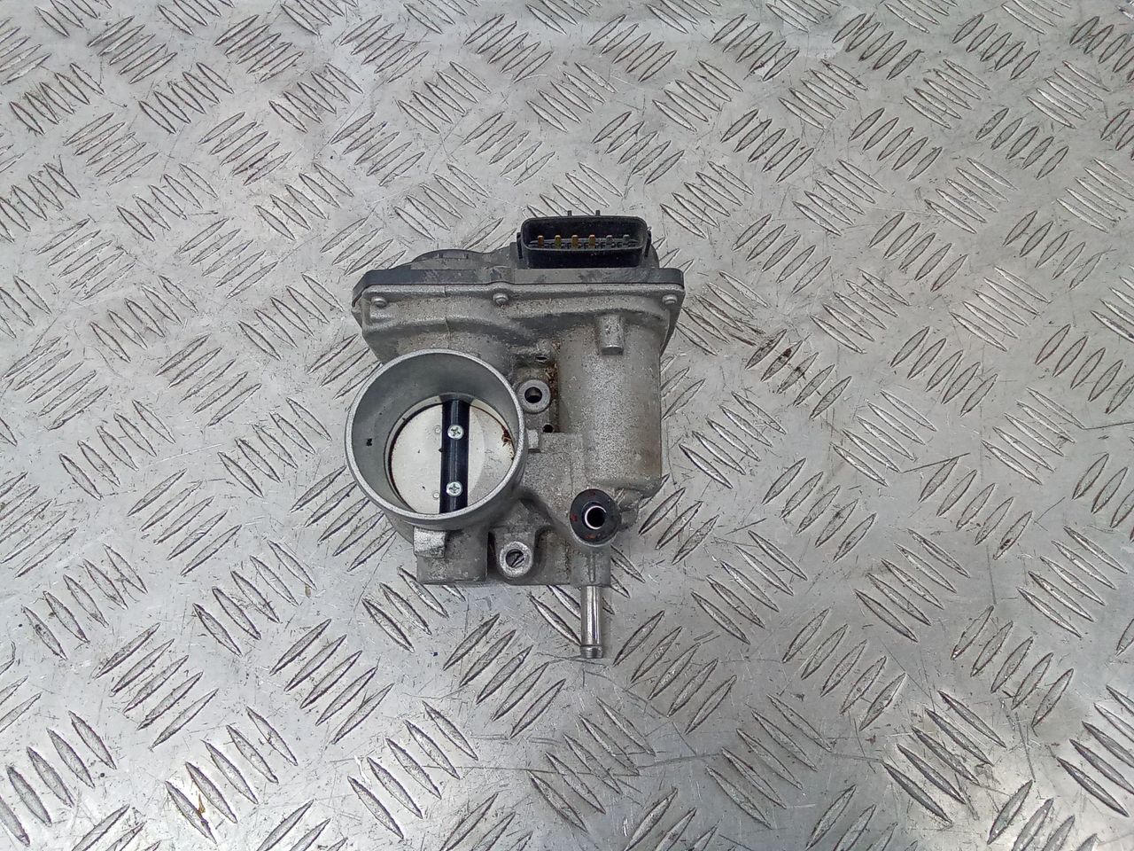 заслонка дроссельная Toyota Yaris 3 поколение XP130 2012, 1.5 л., бензин, 2203047040