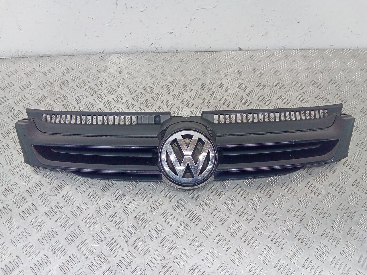 решетка радиатора Volkswagen Golf Plus 1 поколение 2007, 5M0853653