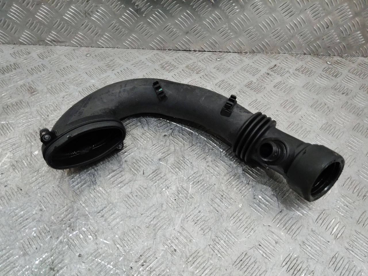патрубок воздушного фильтра BMW 5 серия E60/E61 2006, 7786013