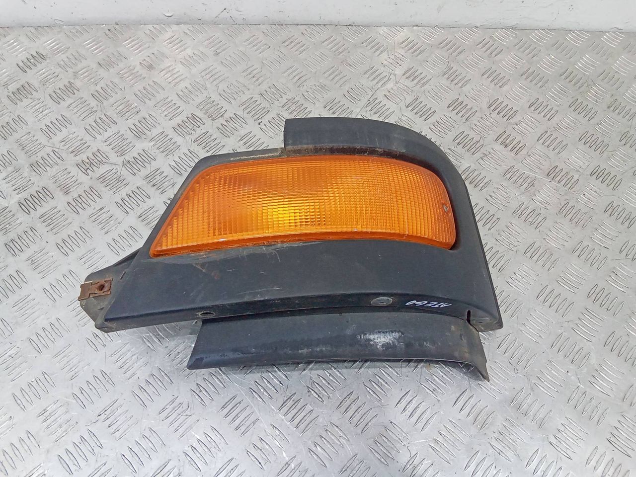 поворотник левый Mercedes-Benz Atego 1 поколение 2004