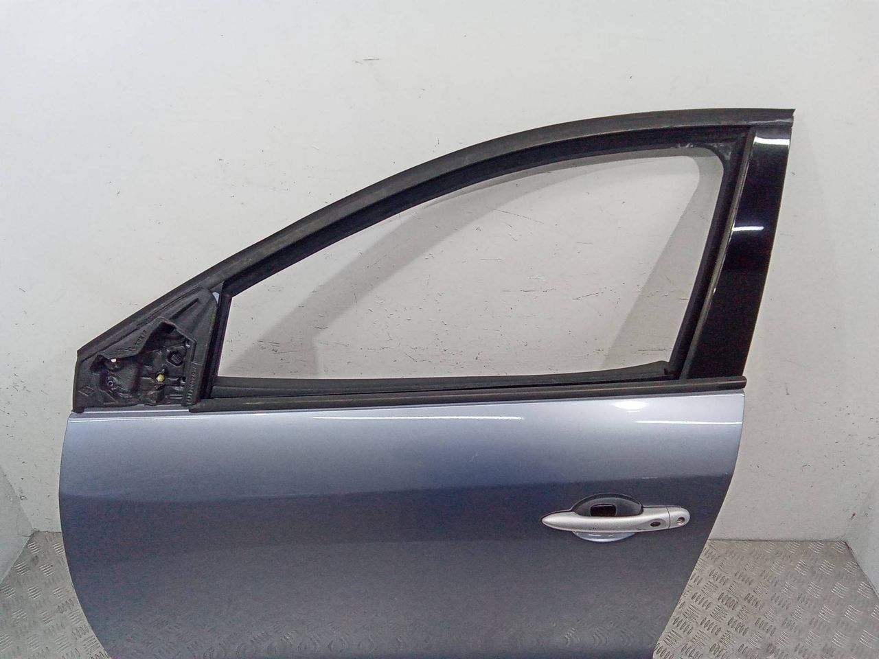 стекло двери передней левой Renault Megane 3 поколение 2011