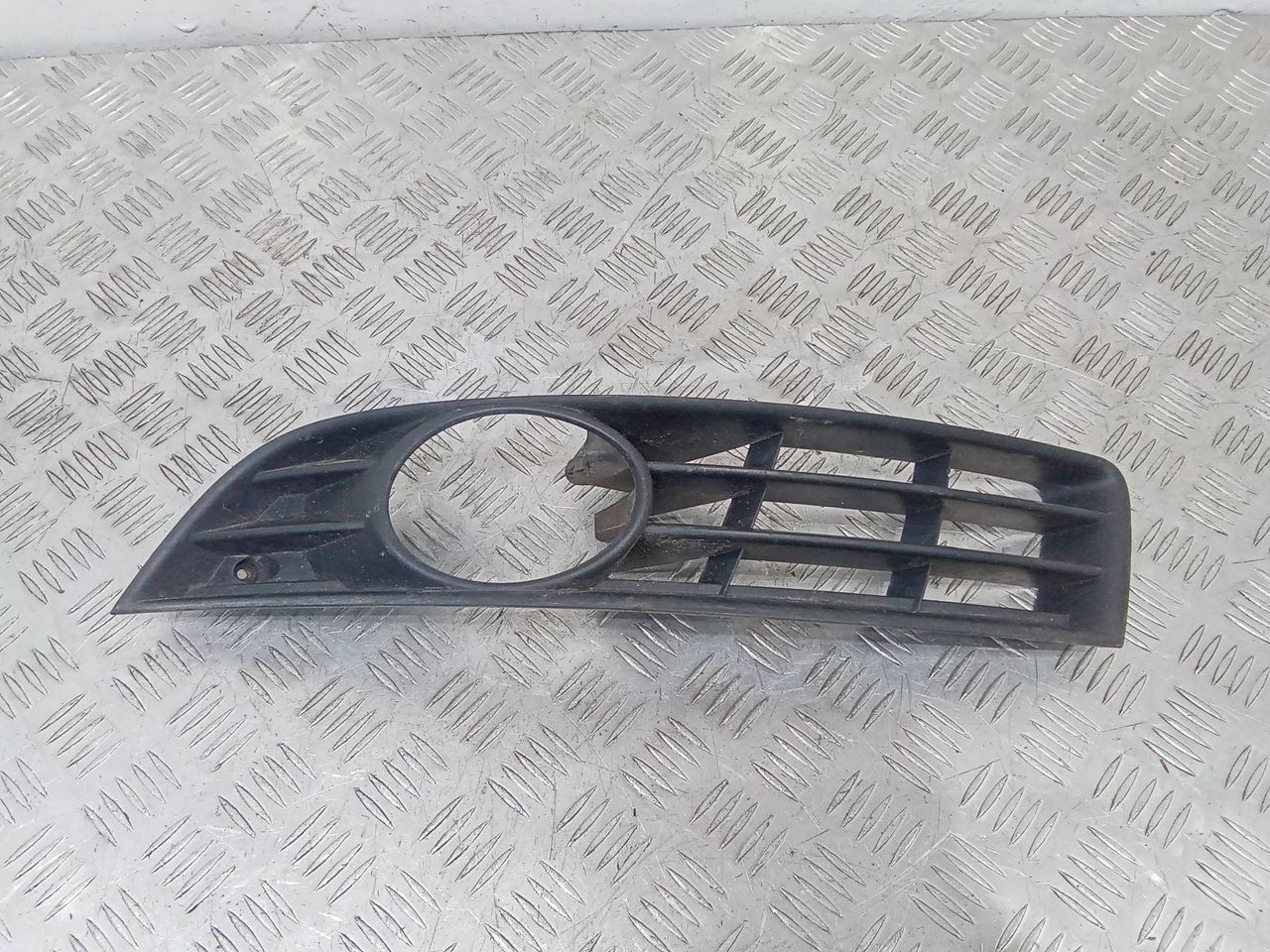 рамка фары противотуманной левой Volkswagen Passat B6 2008, 3C0853665A