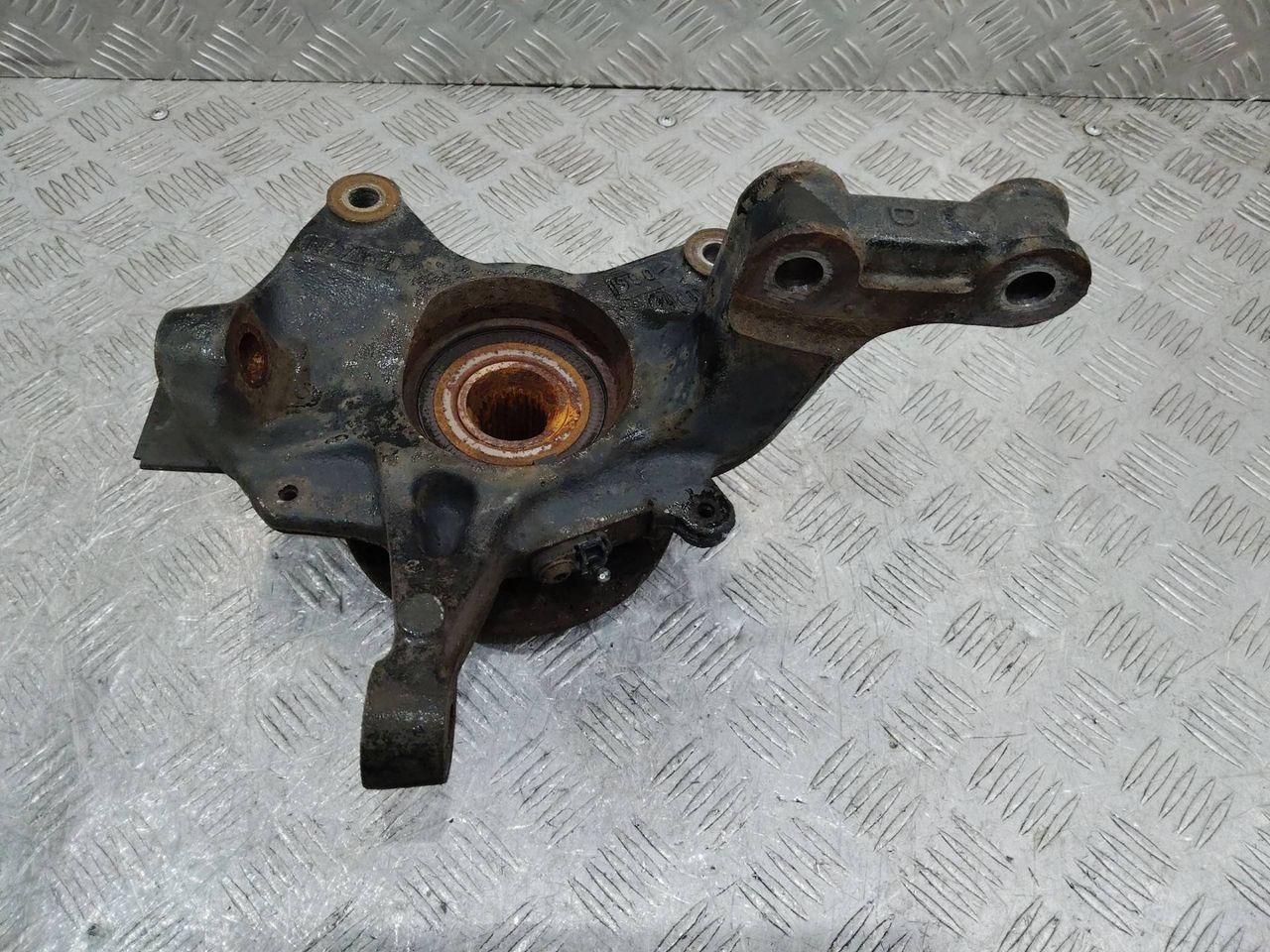кулак поворотный правый Renault Scenic 3 поколение 2011, 1.5 л., дизель
