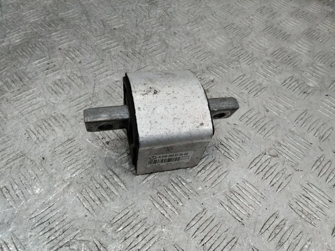 подушка крепления КПП Mercedes-Benz C-Класс W205/S205/C205 2017, A2052405100