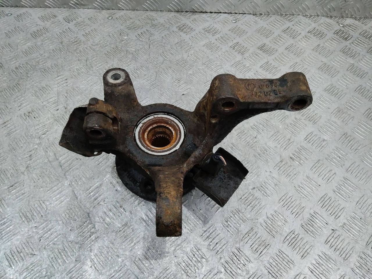 кулак поворотный правый Mercedes-Benz Vito W638 2001, 6383320225