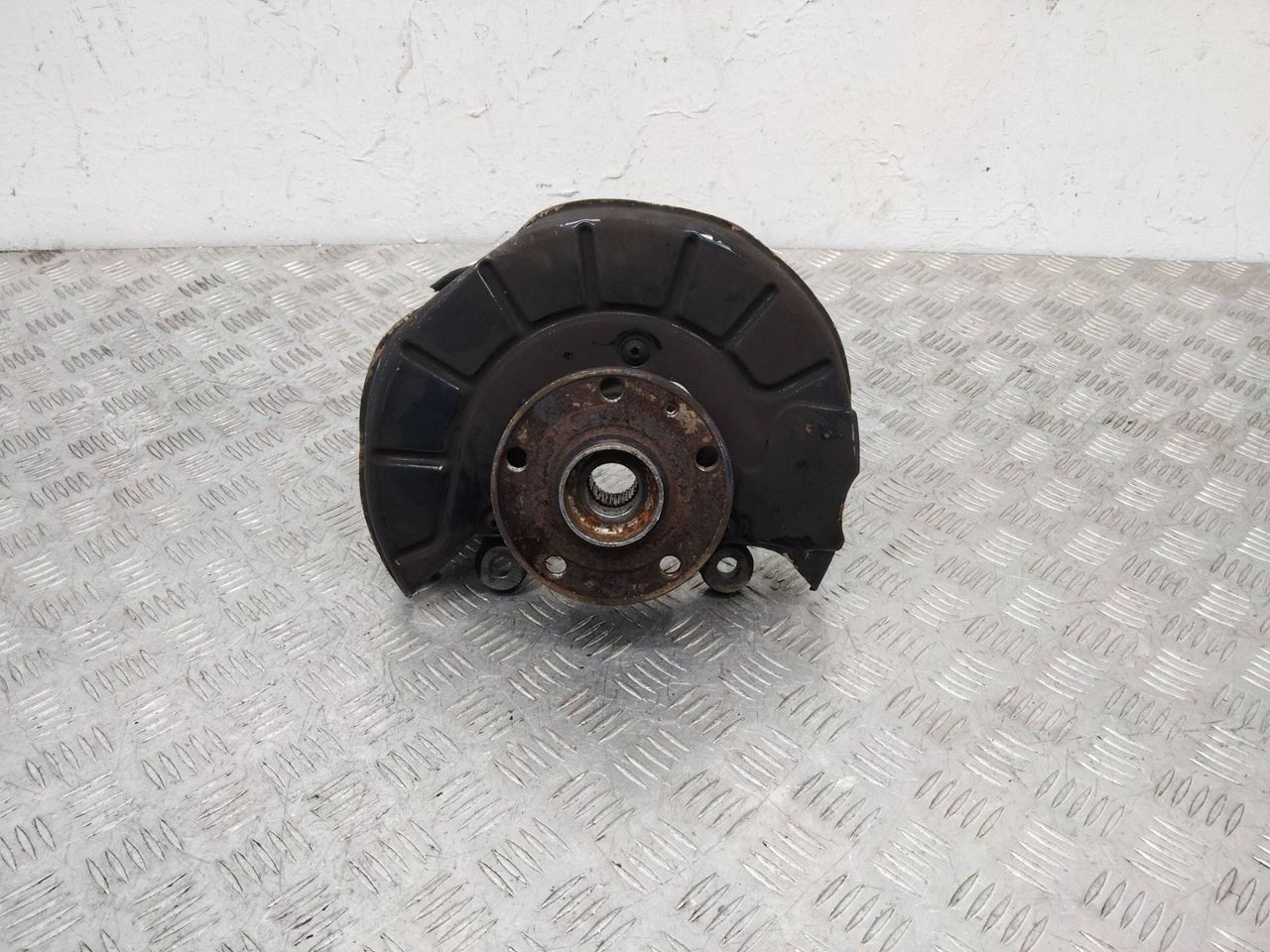 кулак поворотный левый Audi Q3 8U 2012