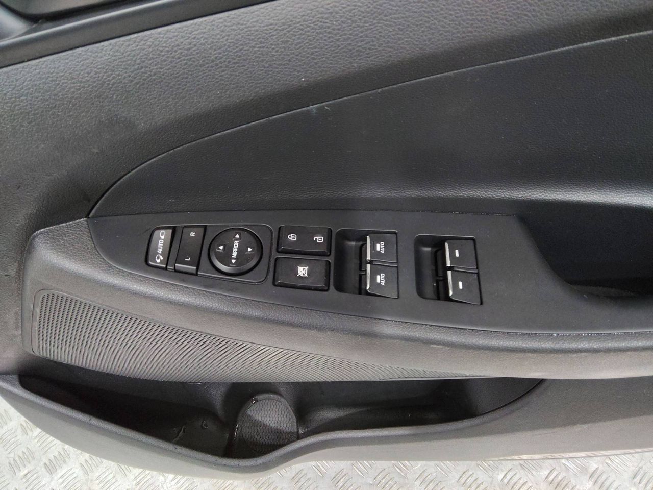 блок управления стеклоподъемниками Hyundai Tucson 3 поколение [рестайлинг] 2020