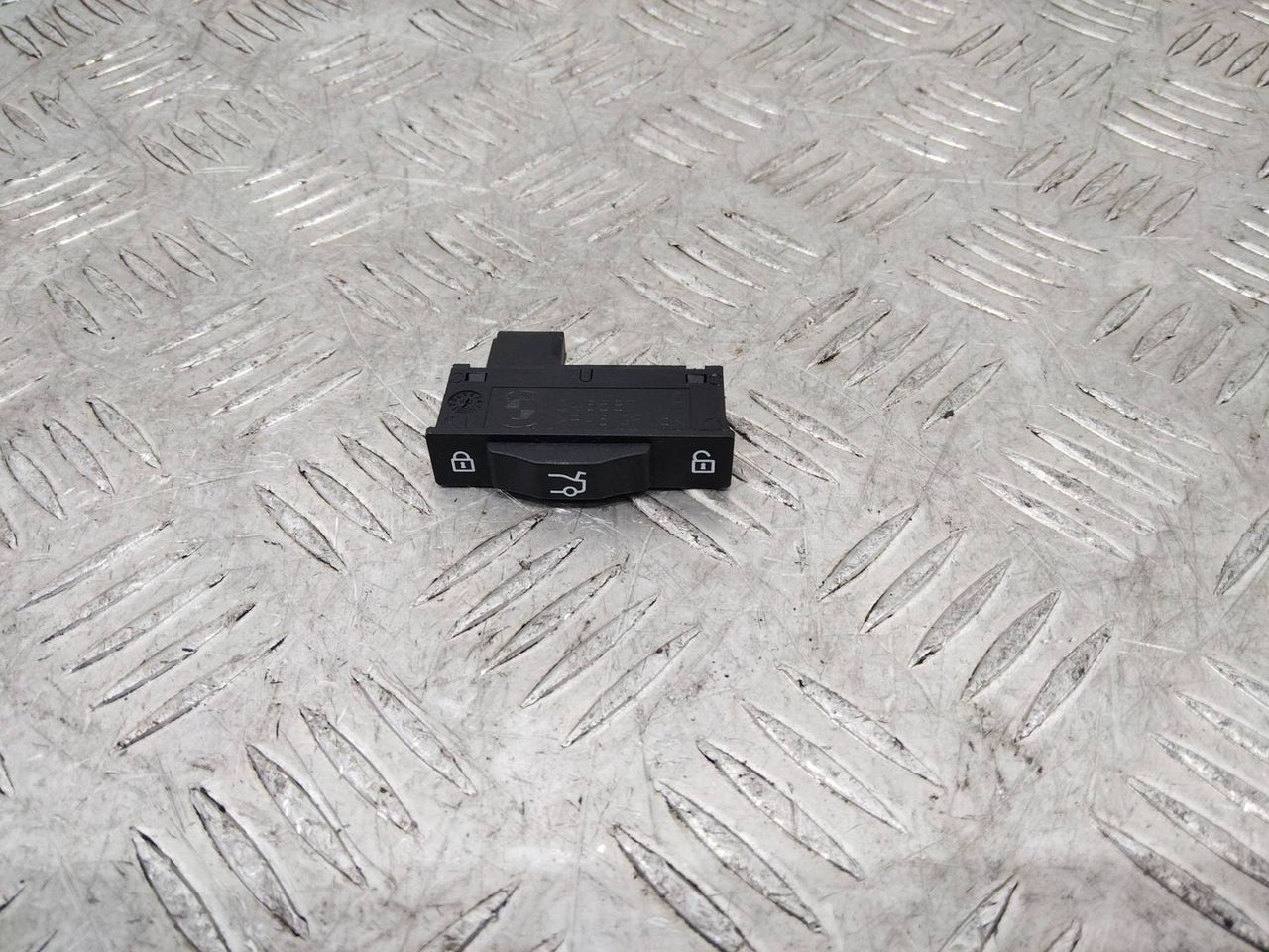 кнопка открытия багажника BMW 7 серия G11/G12 2018, 9253780