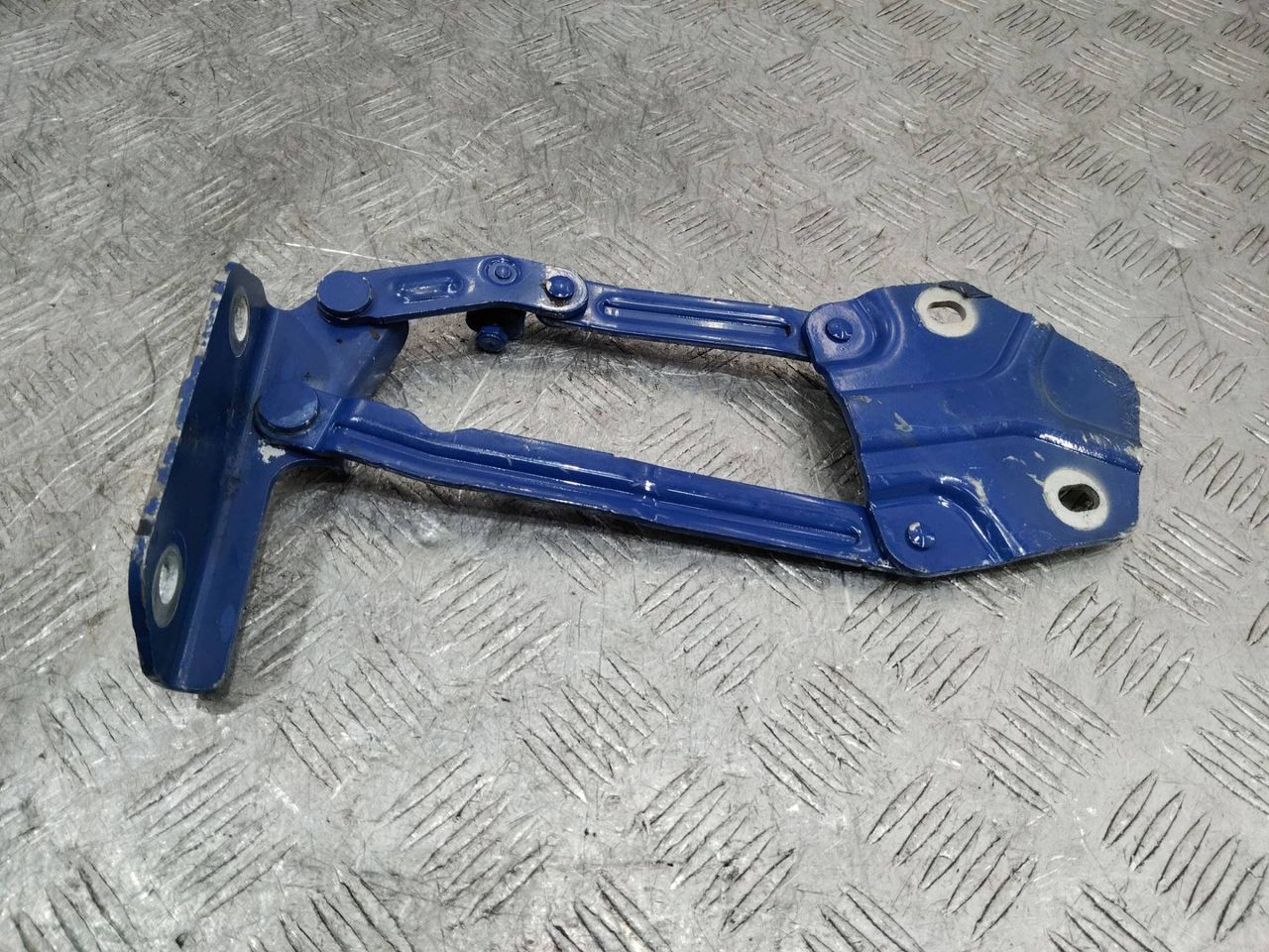 петля капота правая Volkswagen Caddy 3 поколение 2007, 1T0823302