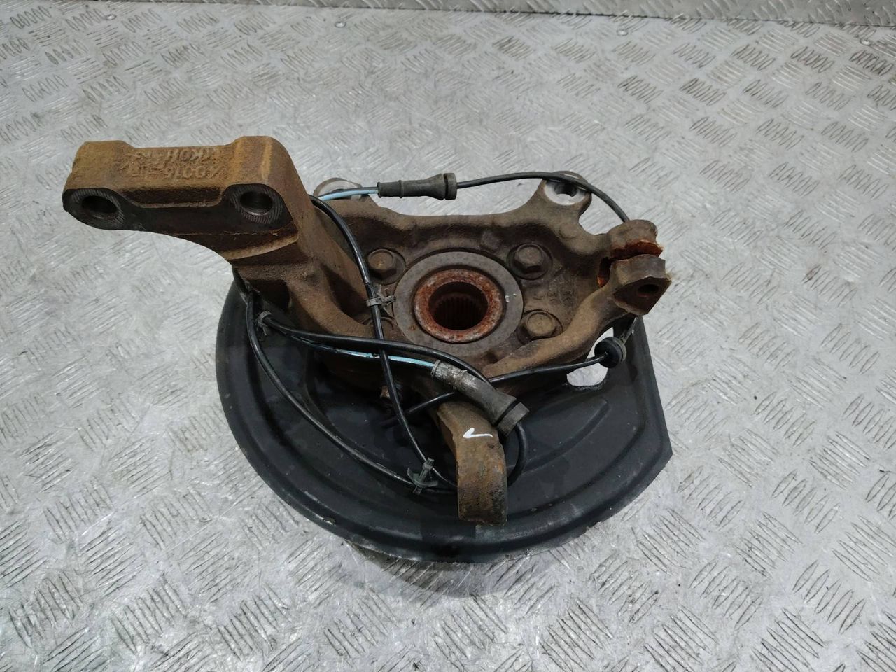кулак поворотный левый Nissan Juke YF15 [рестайлинг] 2014, 1.5 л., дизель, 400151KK0H
