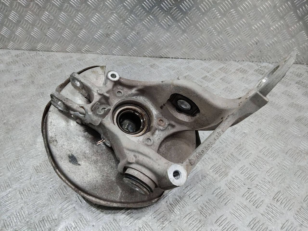 кулак задний левый Audi Q5 8R 2011, 2.0 л., дизель, 8R0505435C