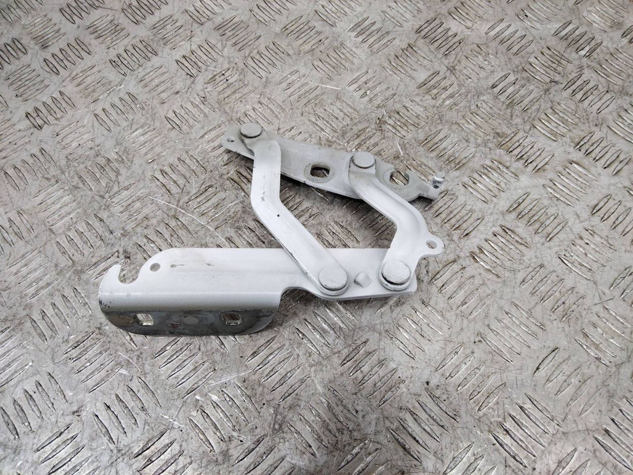 петля капота правая Ford Fiesta 6 поколение [рестайлинг] 2013, 8A6116800AD