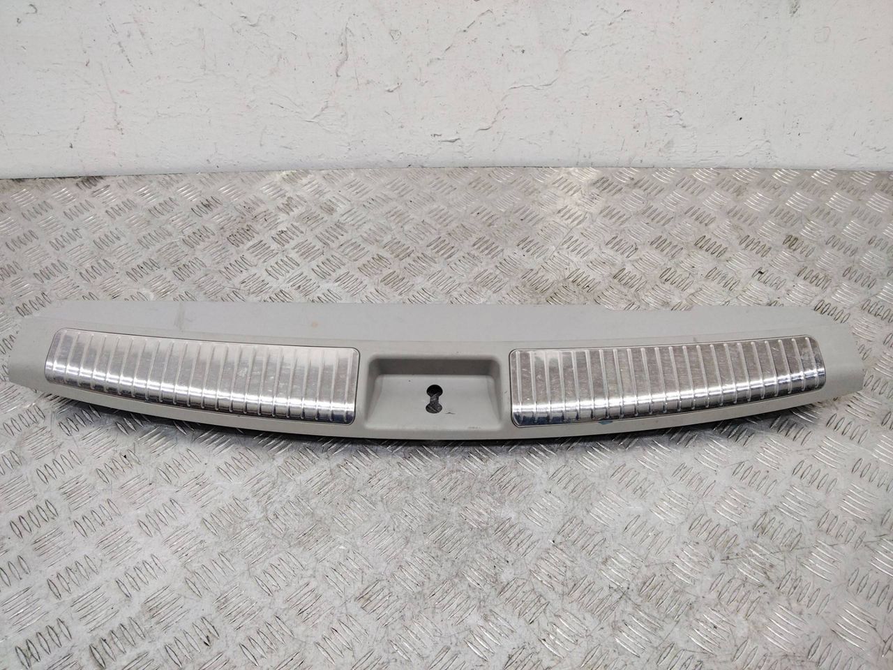 накладка внутренняя на заднюю панель кузова Mercedes-Benz M-Класс W164 2007, A1646900987