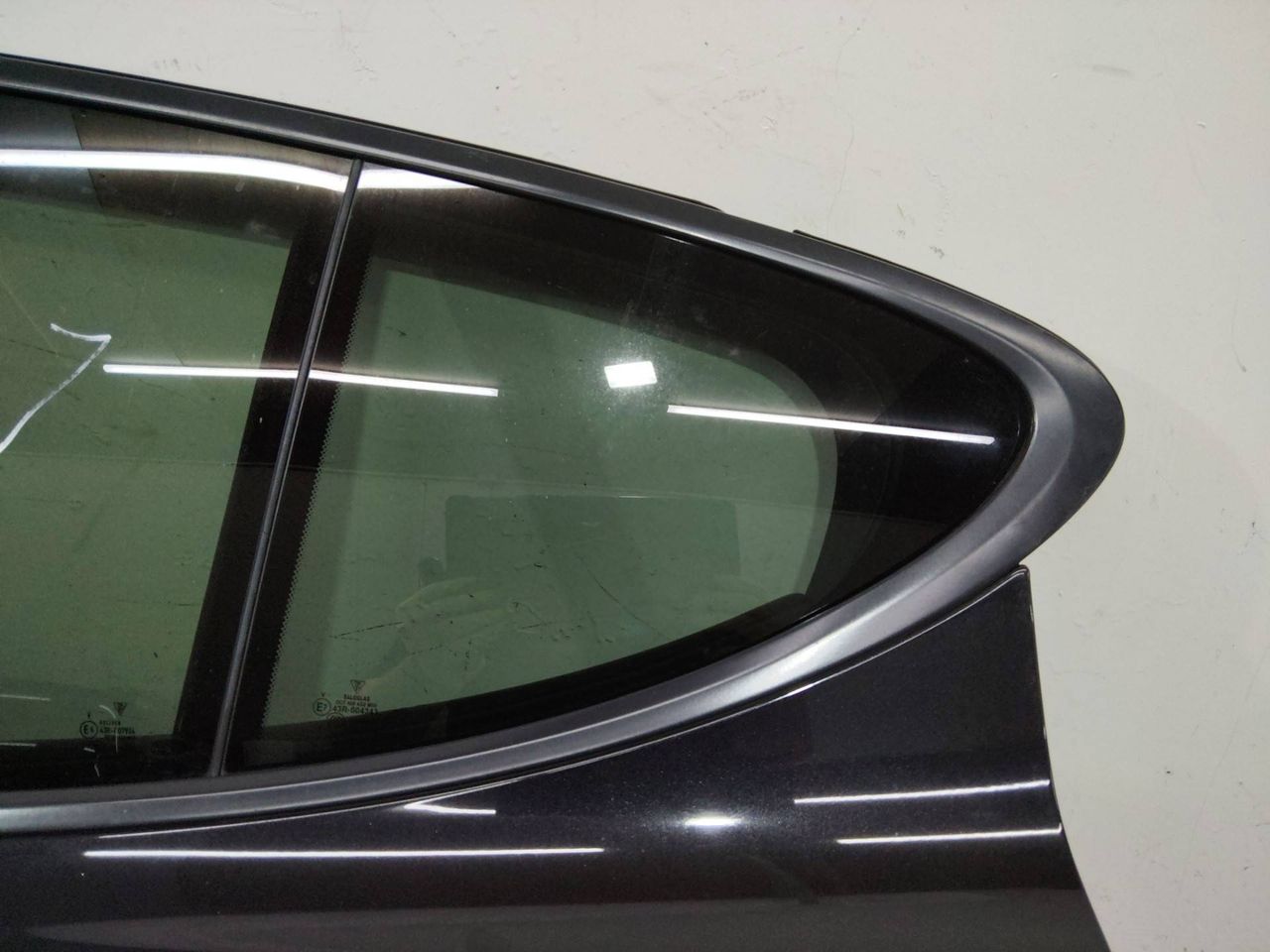 форточка задняя левая Porsche Panamera 970 2011