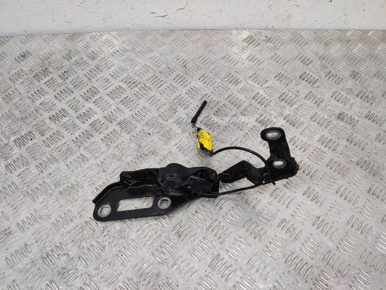 петля капота левая Porsche Panamera 970 2011, 97051115102