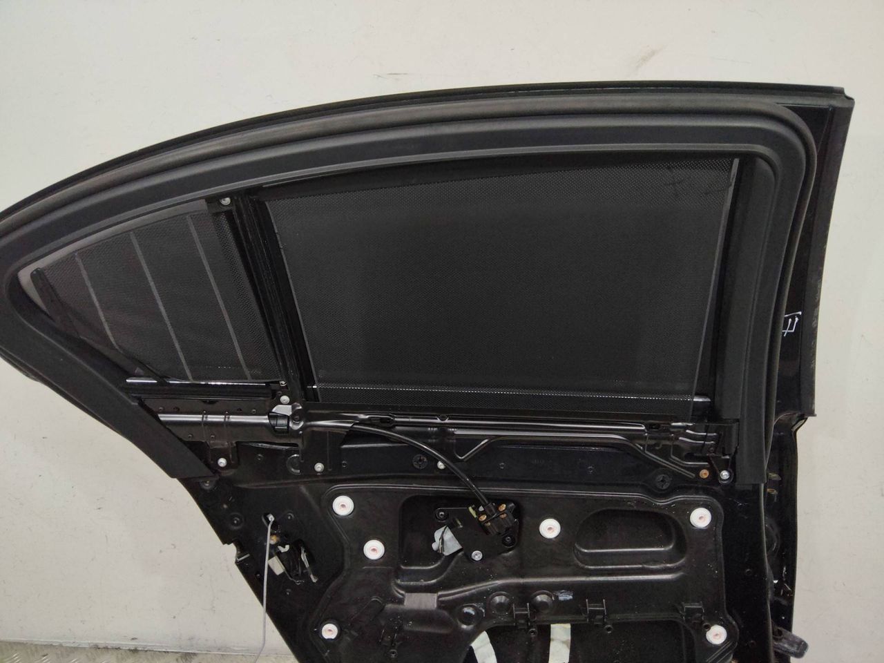 шторка солнцезащитная двери задней левой BMW 7 серия F01/F02 2012, 9168839