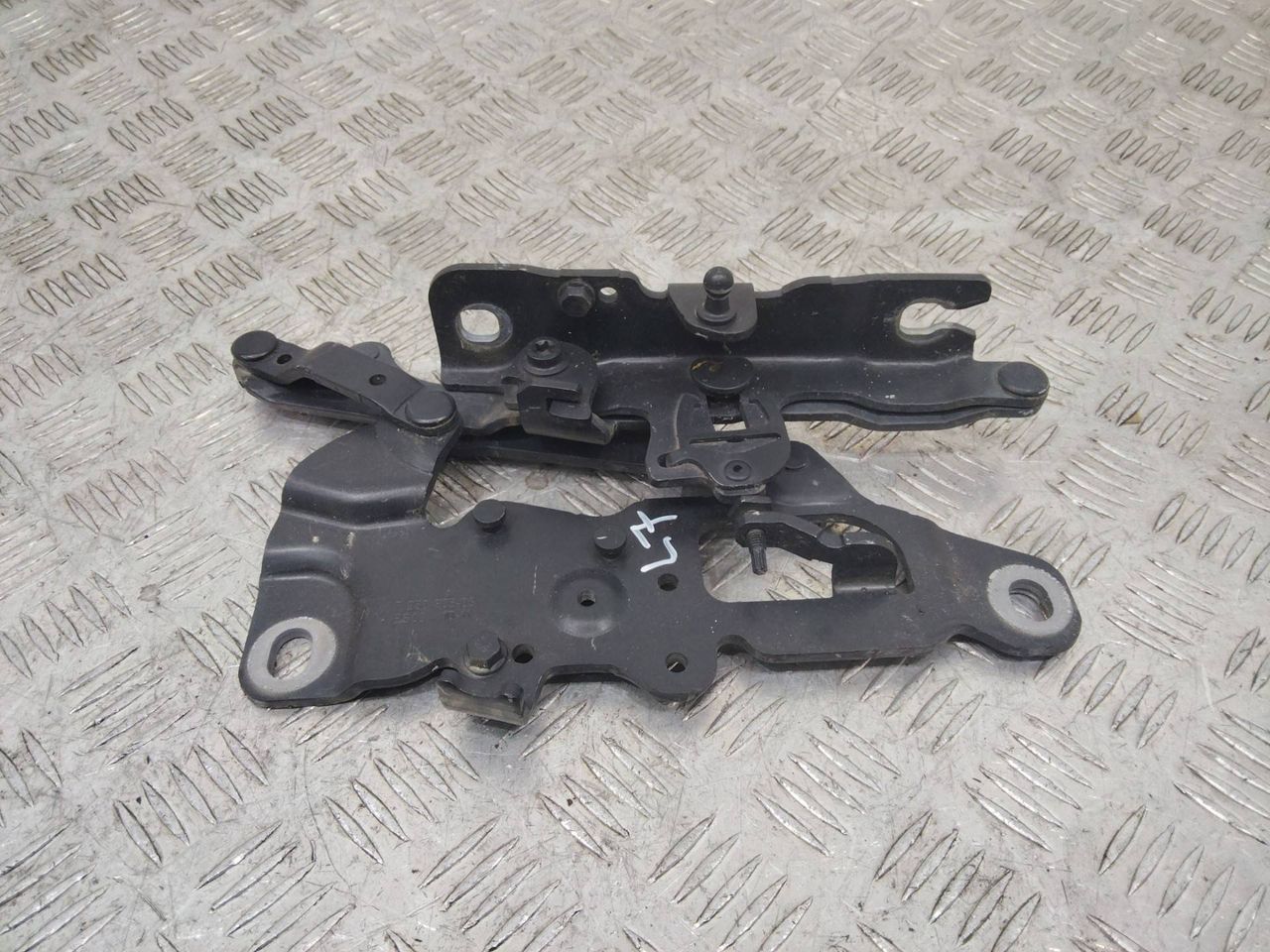 петля капота левая BMW 7 серия F01/F02 2012, 3.0 л., дизель, 7250805