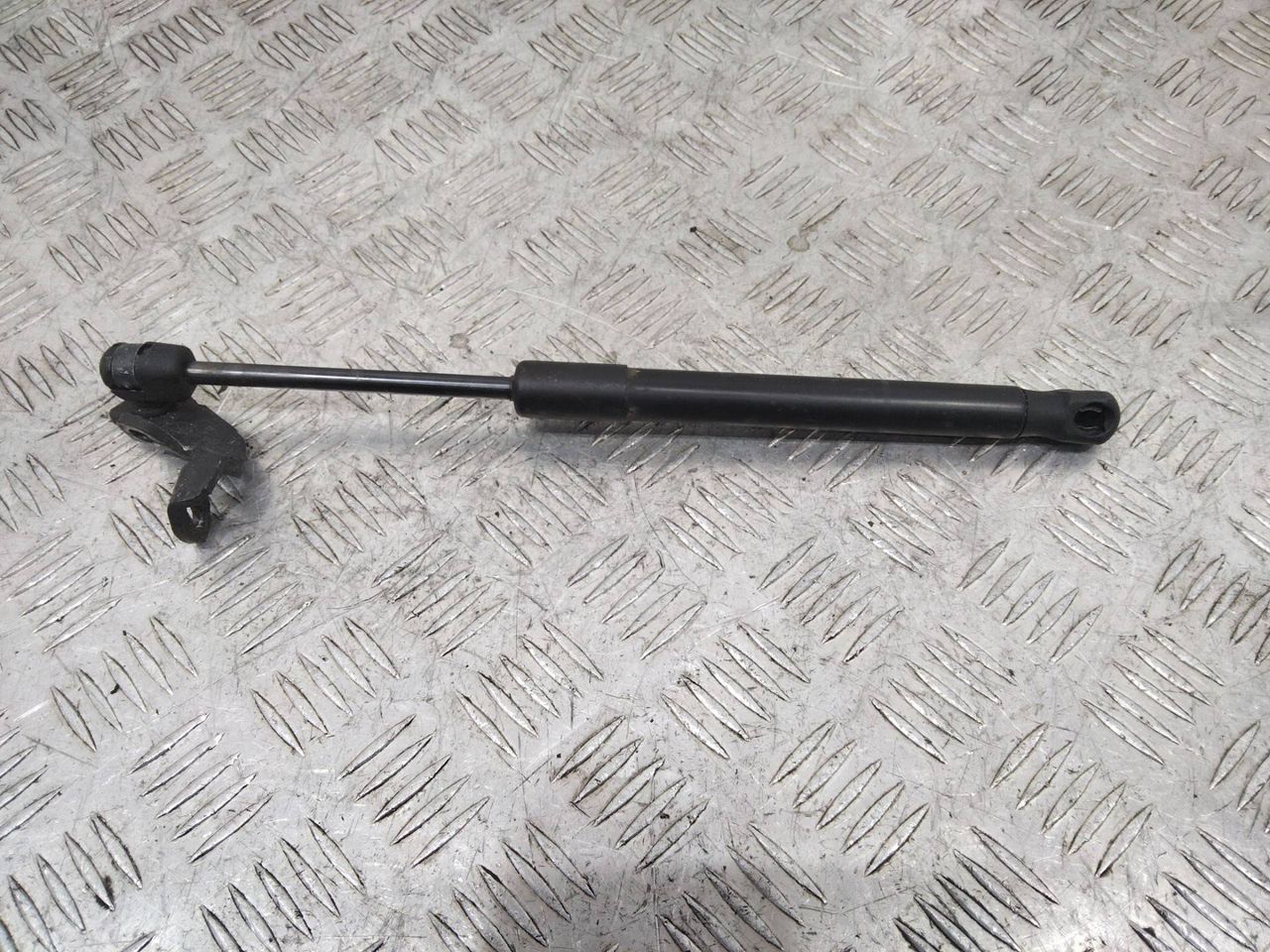 амортизатор капота BMW 7 серия F01/F02 2012, 3.0 л., дизель, 7289753
