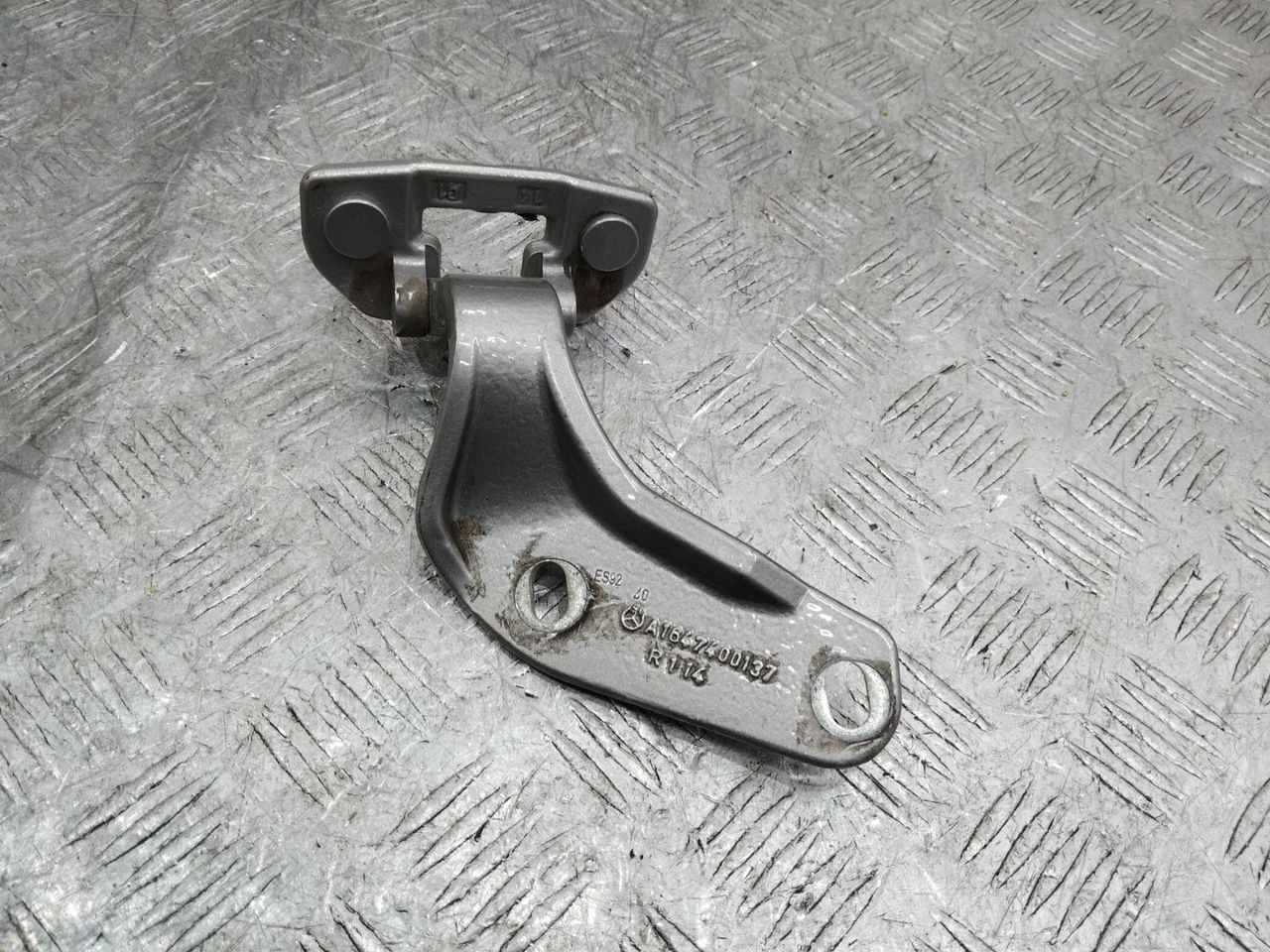 петля крышки багажника Mercedes-Benz M-Класс W164 2007, 3.0 л., дизель, A1647400137