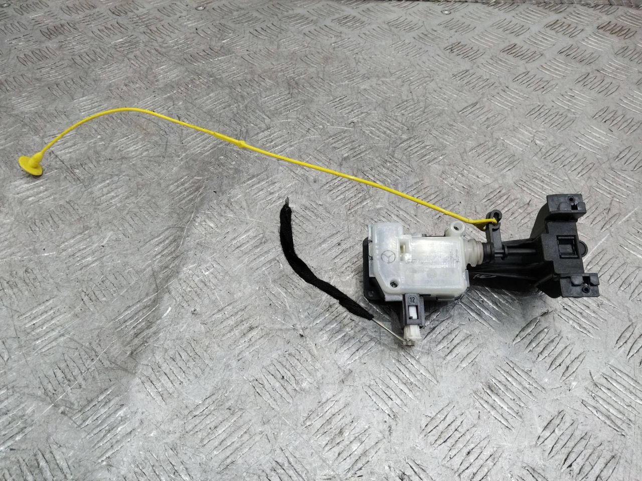 замок лючка топливного бака Mercedes-Benz M-Класс W164 2007, 3.0 л., дизель, A2518200197