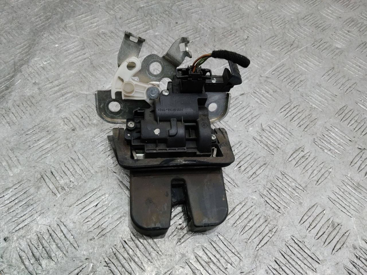 замок багажника Audi Q5 8R 2011, 8R0827505