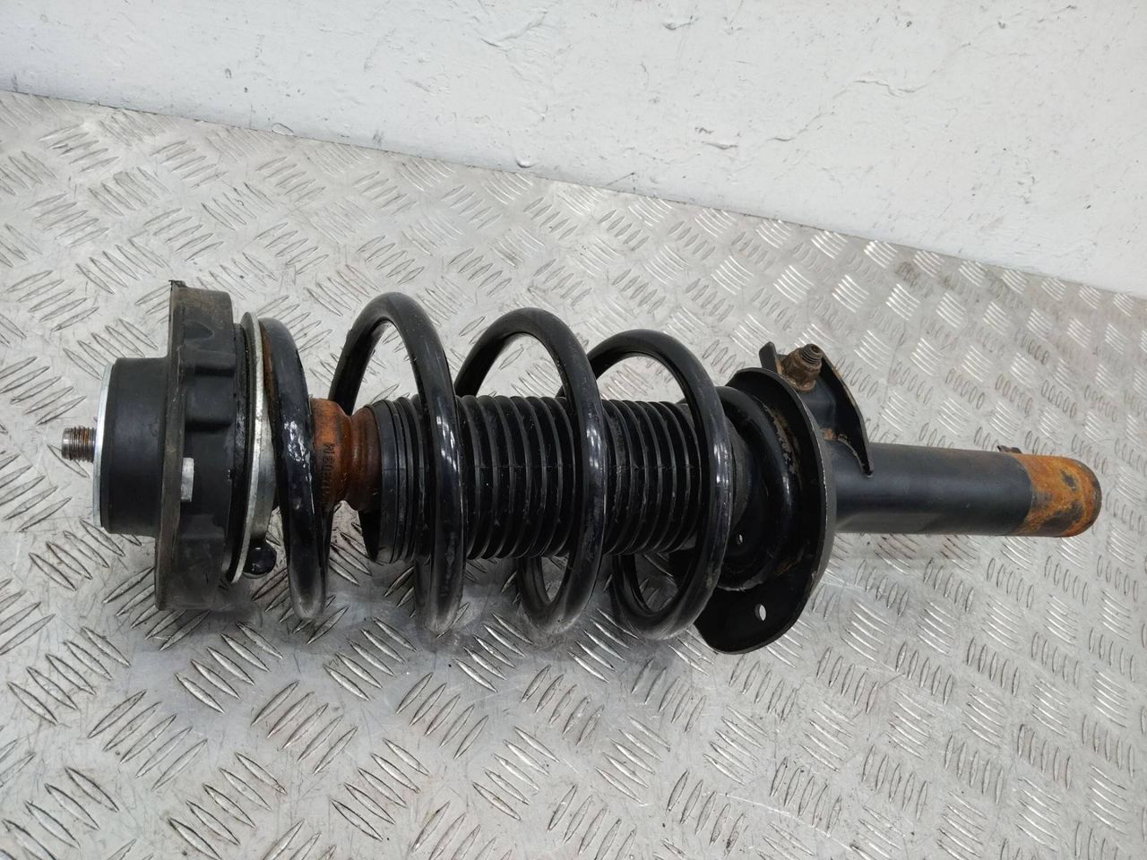 стойка передняя Volkswagen Tiguan 1 поколение 2008, 2.0 л., дизель, AEX475219
