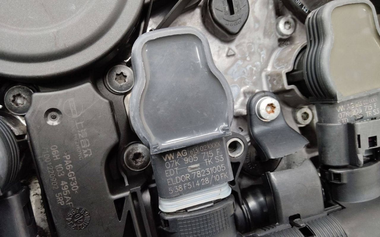 катушка зажигания Audi A4 B8/8K 2009, 2.0 л., бензин, 07K905715