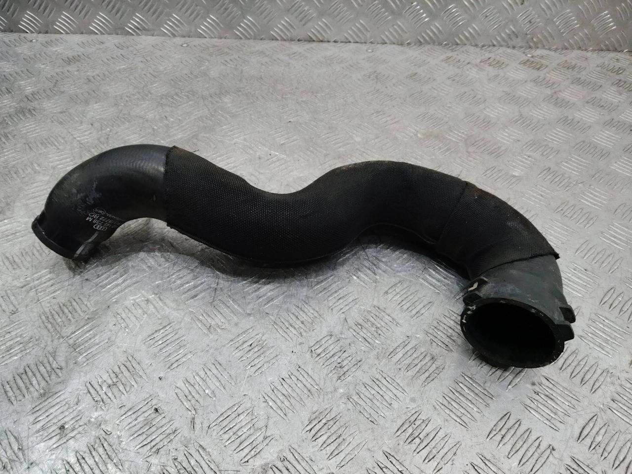 патрубок интеркулера Audi A4 B8/8K 2010, 2.0 л., бензин, 8K0145738