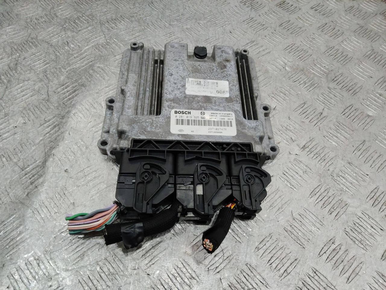 блок управления двигателем Renault Clio 4 поколение 2013, 237102747R