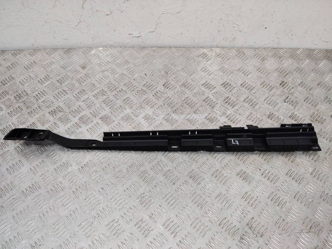 Кронштейн крепления порога BMW 7 серия F01/F02 2011, 7187103