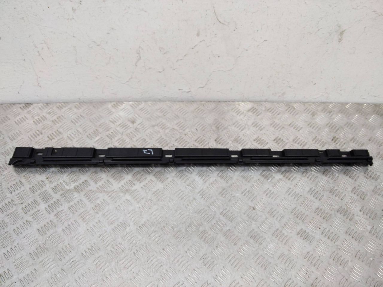 Кронштейн крепления порога BMW 7 серия F01/F02 2011, 7187101