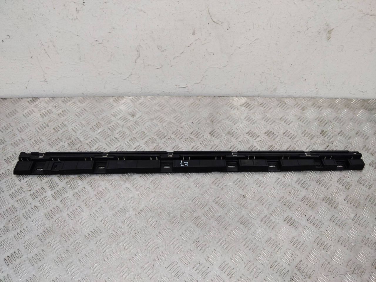 Кронштейн крепления порога BMW 7 серия F01/F02 2011, 7187102