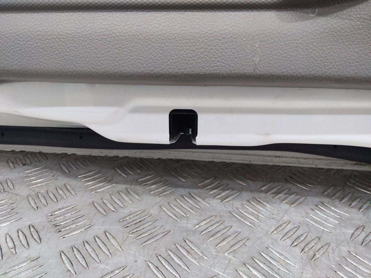 замок двери передней левой Nissan Cabstar F24 2015