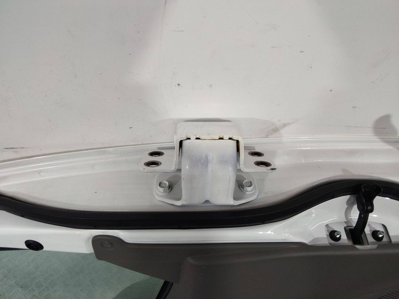петля двери Nissan Cabstar F24 2015